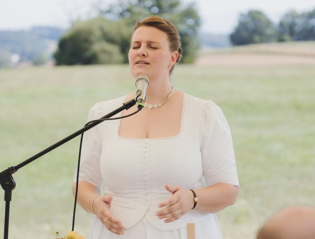 Kathi Baumgartner, freie Rednerin, Sängerin
